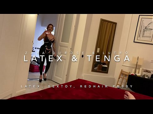 ❤️ Ngoanana e monyane ea nang le hlooho e khubelu ea apereng seaparo sa latex se kentsoeng ke ntate oa bobeli ❤  ❌️❤